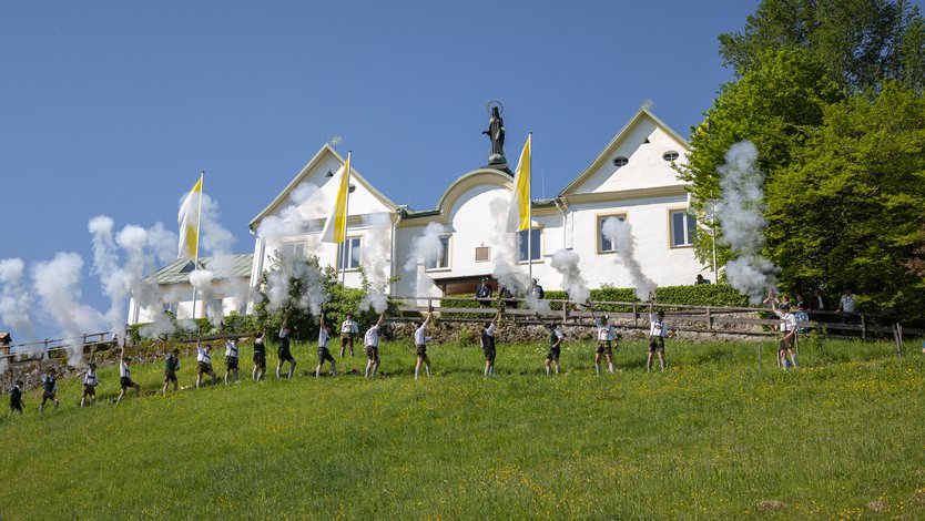 Kloster Maria Eck mit Böllerschützen