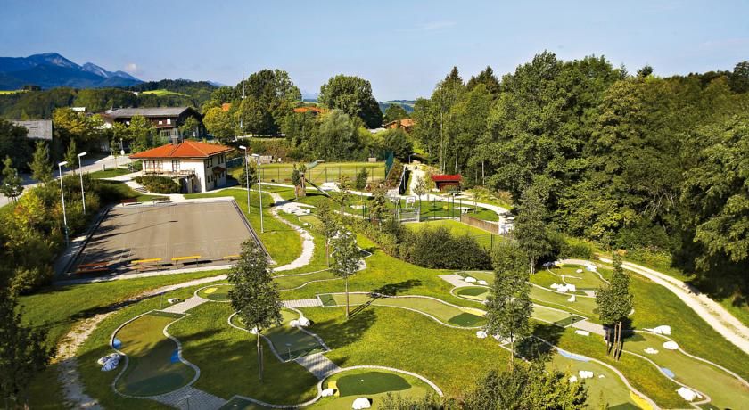 Spielplatz mit Minigolf und Tennis