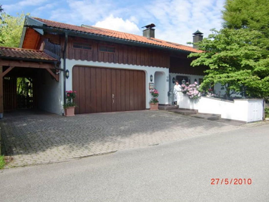 Parkplatz mit Carport