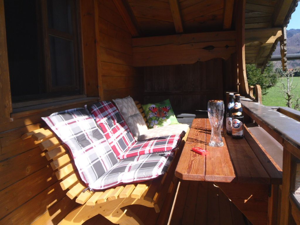 Hausbank auf Balkon der Ferienwohnung