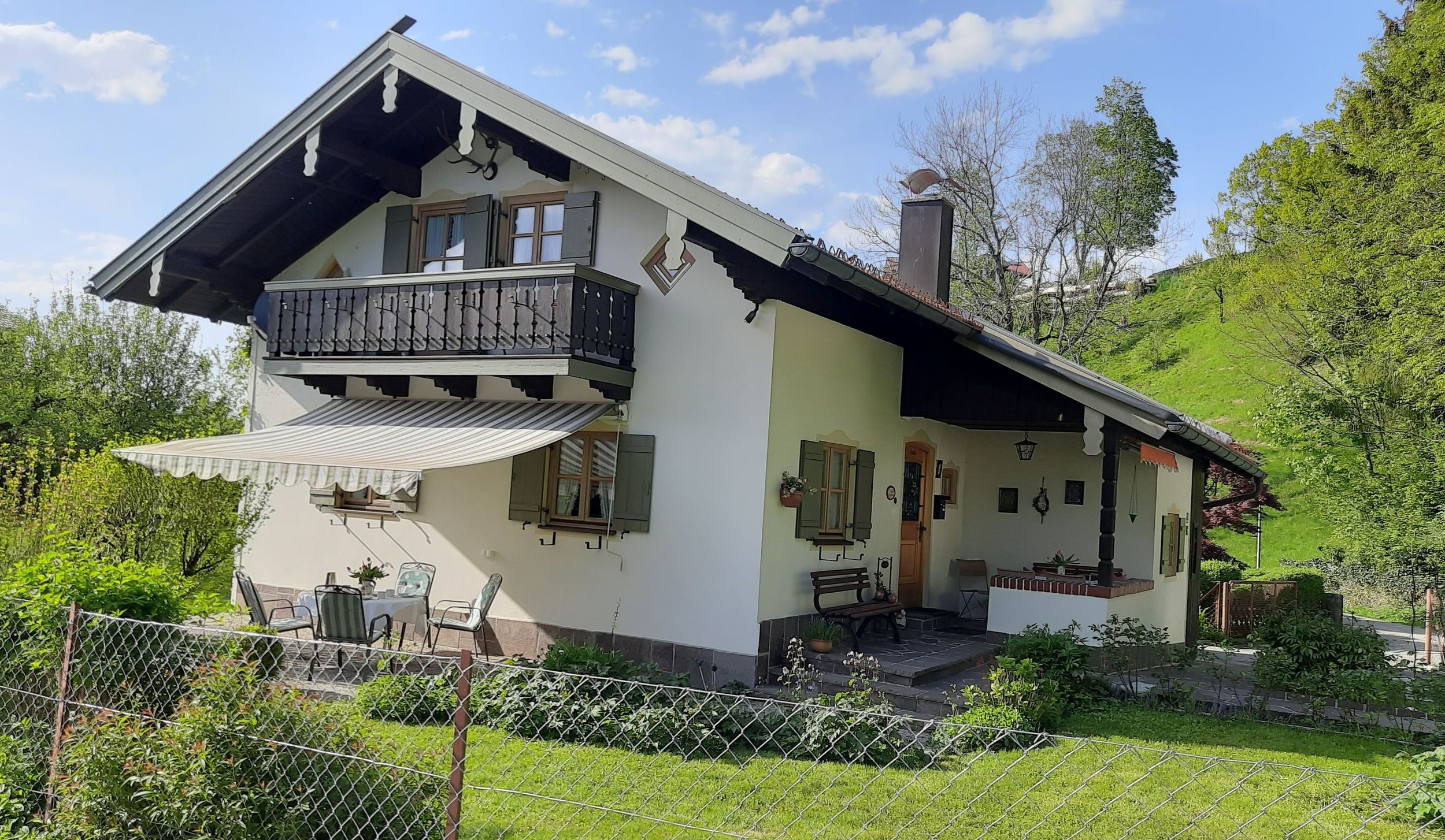 Haus Frontansicht Sommer