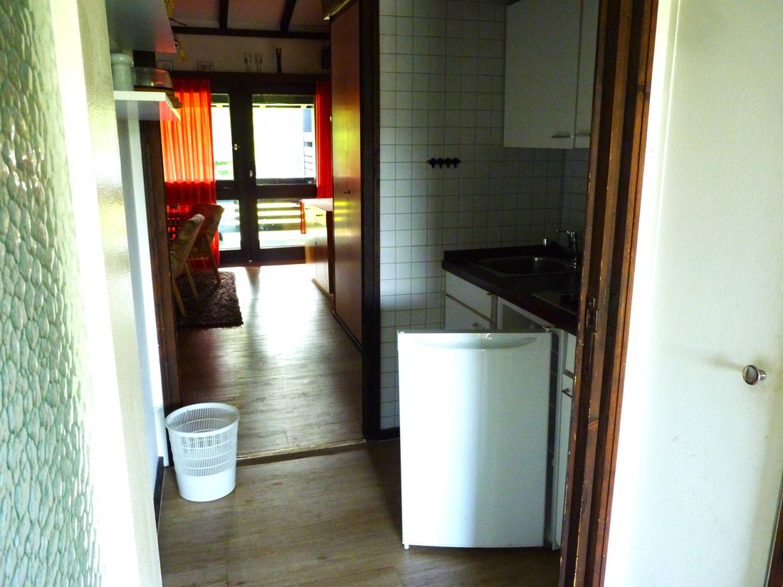 Küchenzeile mit Blick zum Balkon