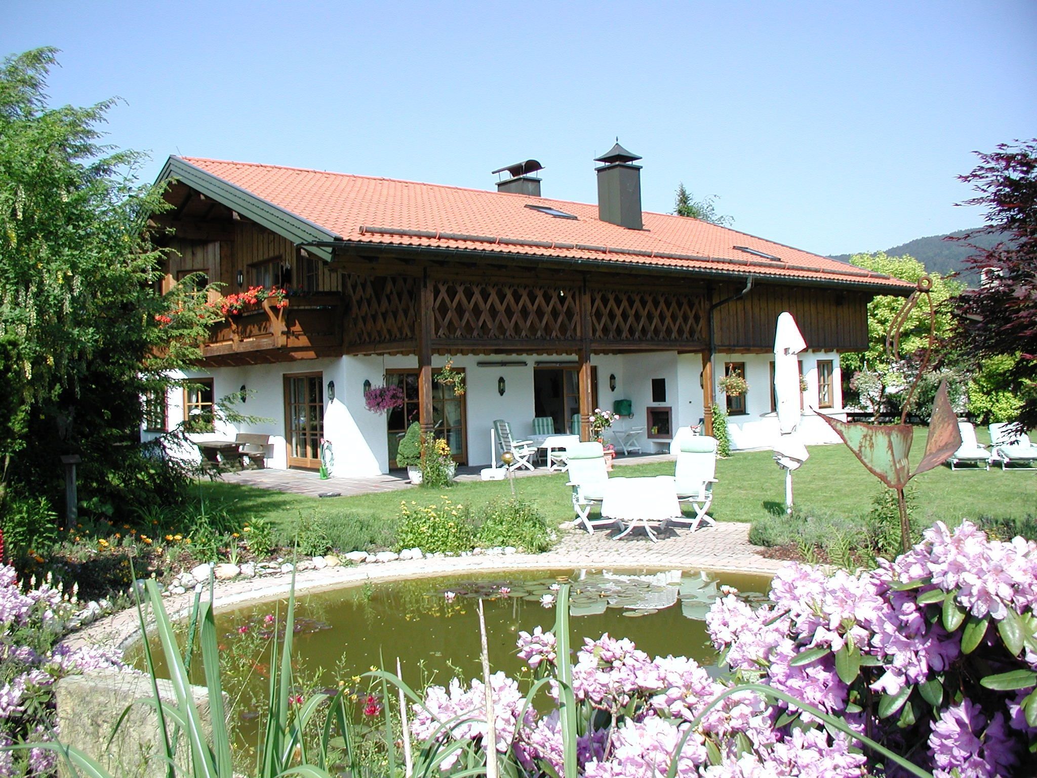 Hausansicht mit Teich