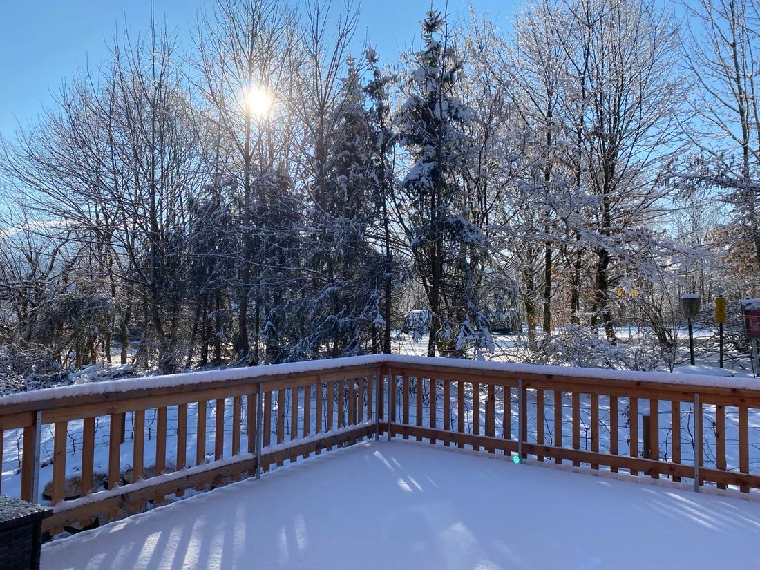 Wintersonne auf der Holzterasse