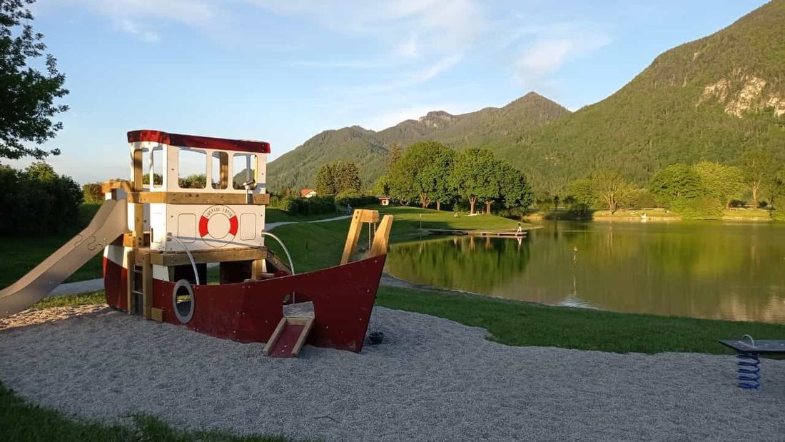 Spielschiff am Reifinger See