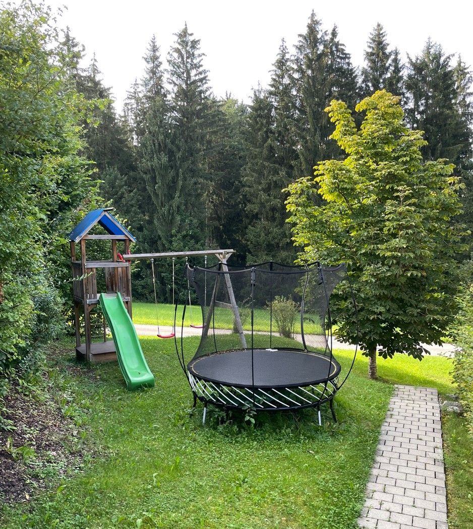 Trampolin, Sandkasten, Rutsche und Schaukeln im Garten