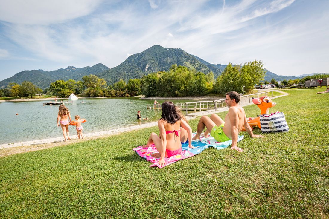 Familie schaut auf den Reifinger See in Grassau