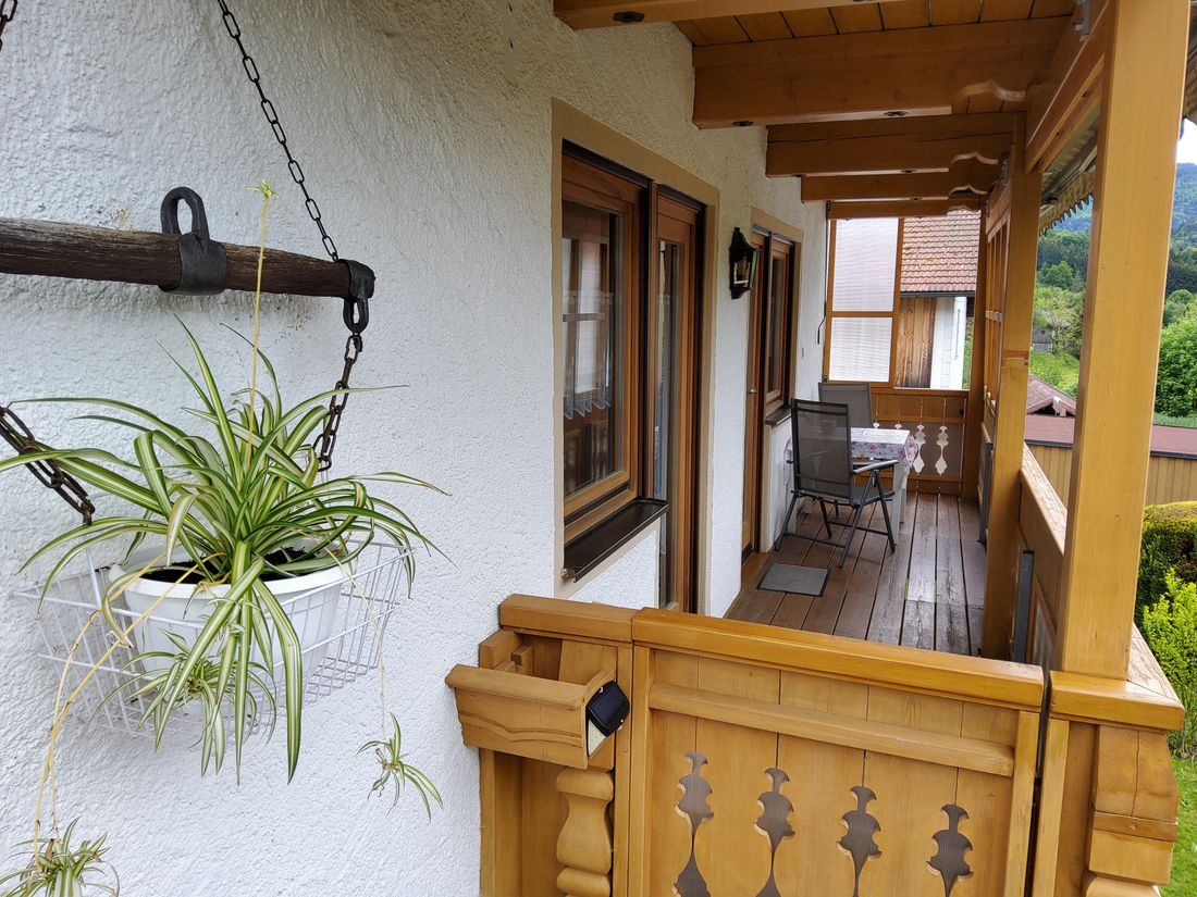 Eingang und Balkon