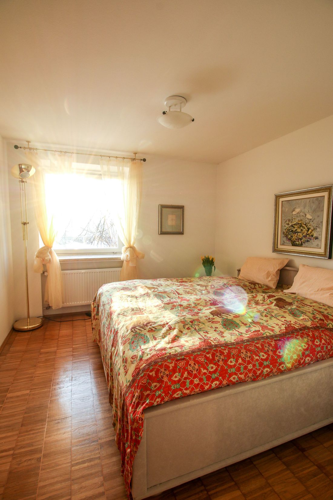 Schlafzimmer mit Doppelbett