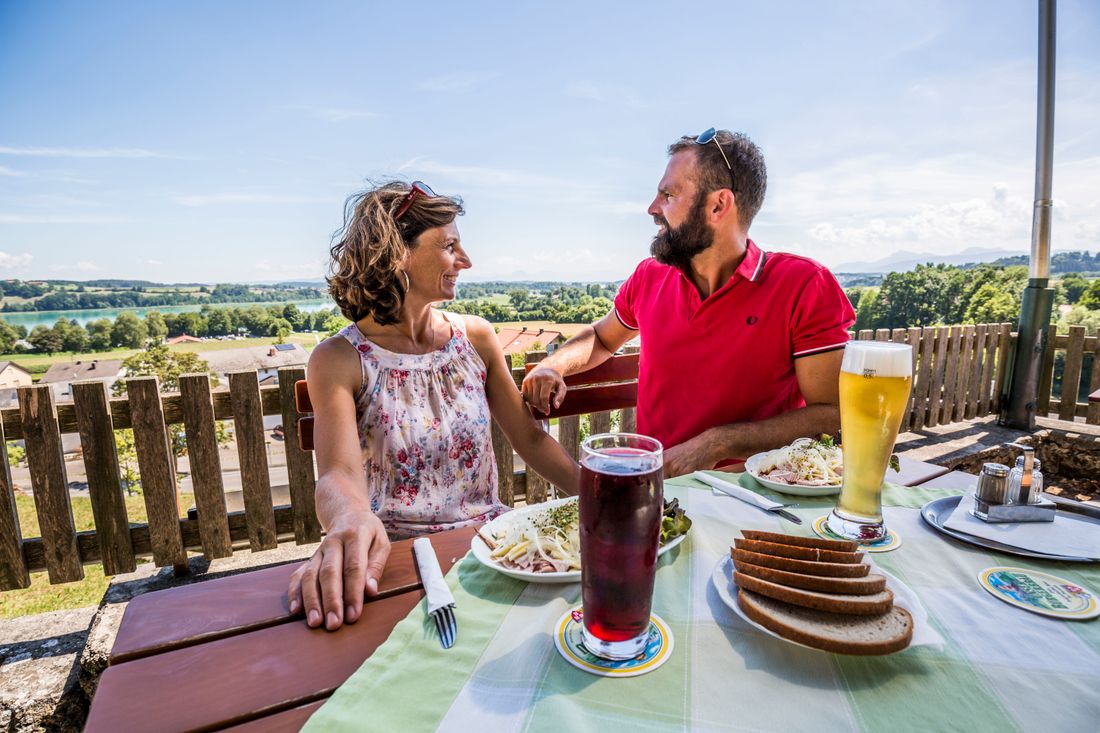 Brotzeit über dem Tachinger See