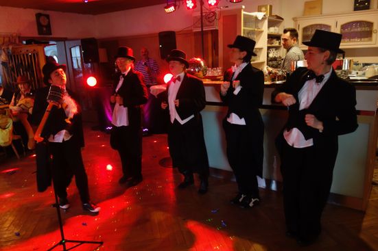 Weiberfasching_Rottau_-Comedian_Harmonists-