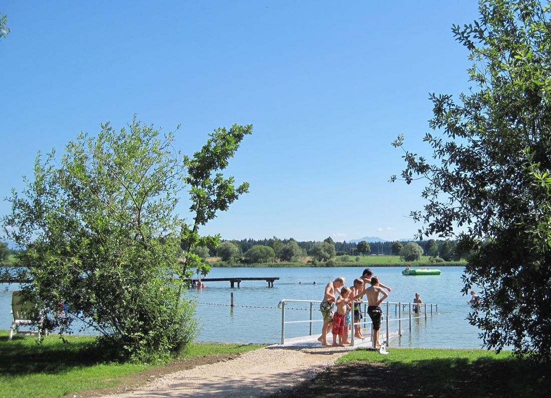 Barrierefreier Zugang zum See beim Strandbad Obing