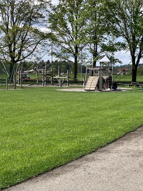 Kinderspielplatz und "Bolzplatz" auf einem großen Sportplatz in 2 Minuten zu Fuß zu erreichen