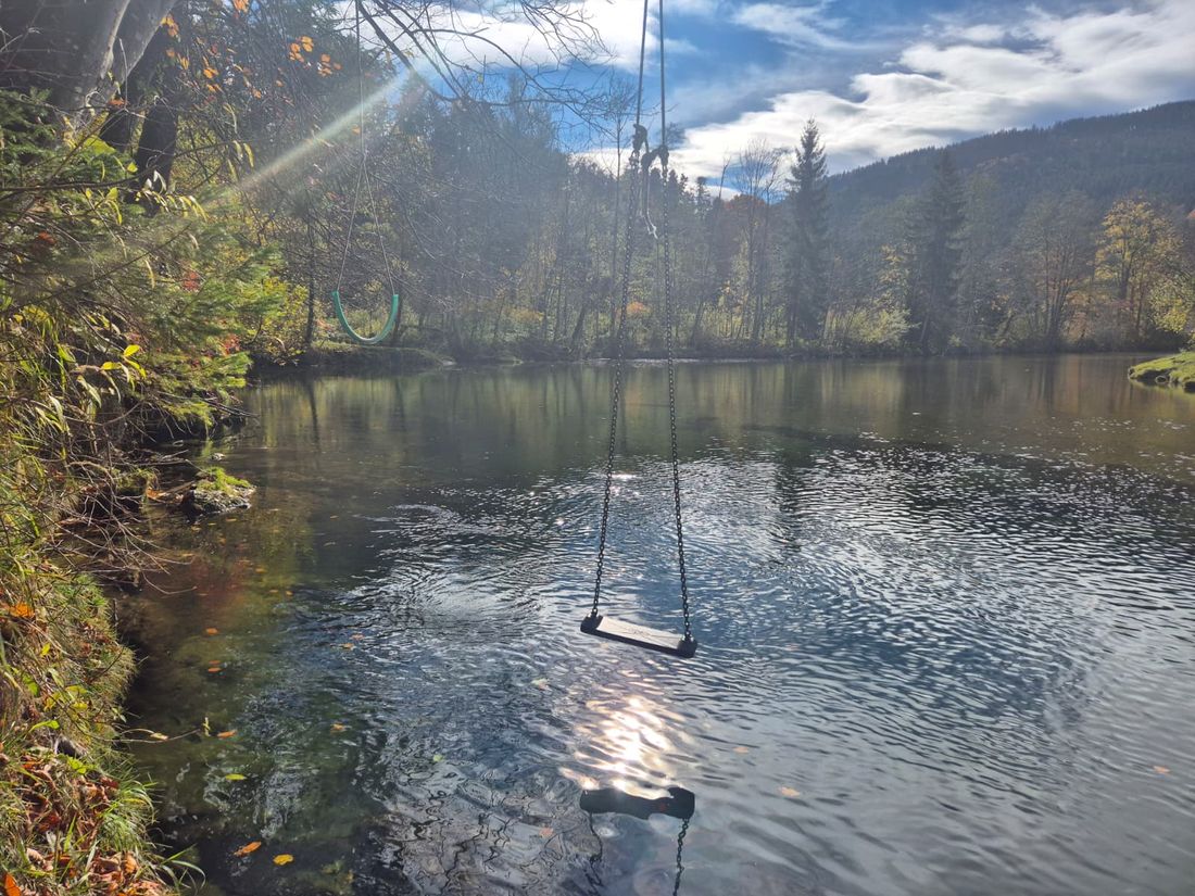 De rivier in het dorp
