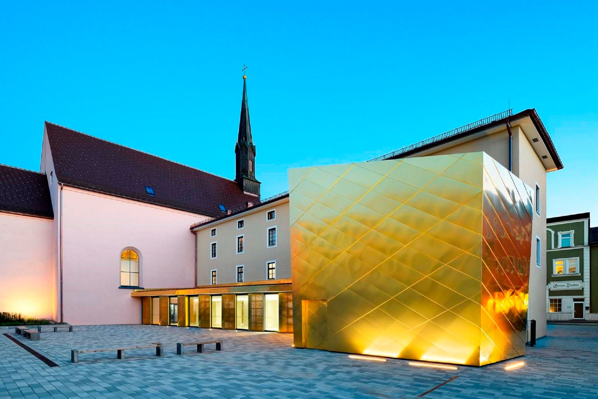 aussenansicht-mit-goldenem-kubus_5